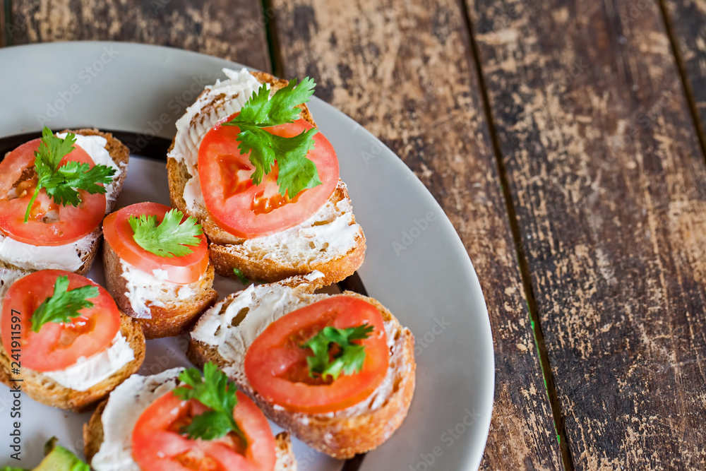Ein Teller Bruschetta auf einem Holztisch Ein Teller Bruschetta auf einem Holztisch