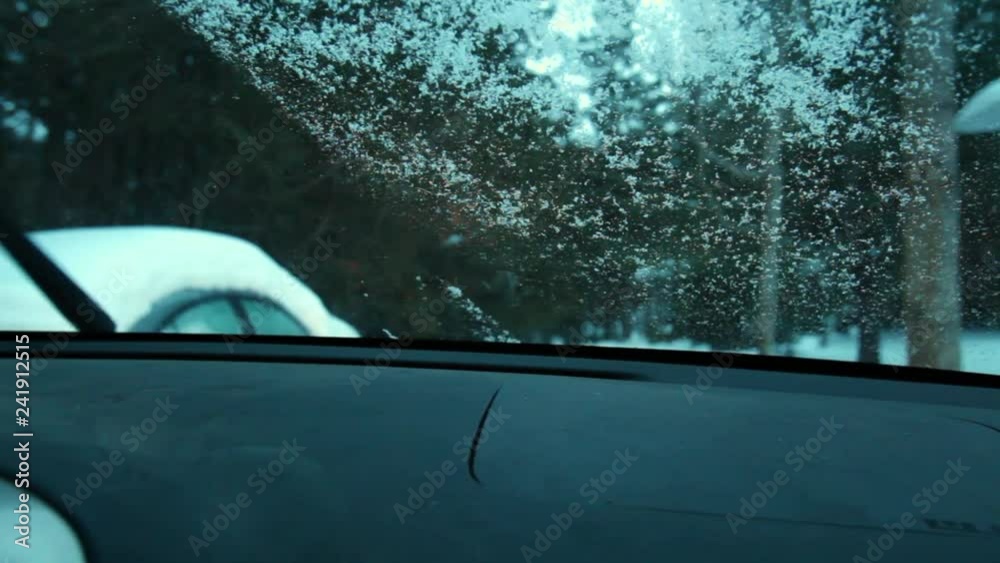 Wideo Stock Wipers wiping snow in the windshield. Starting up the car