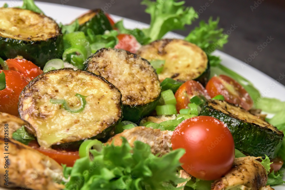 Green salad with grilled chicken and grilled courgette Green salad with grilled chicken and grilled courgette