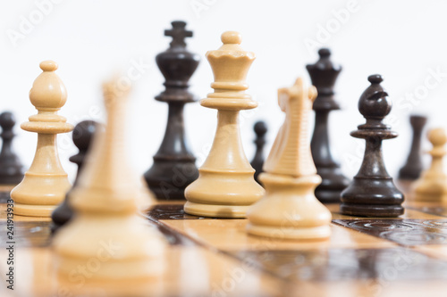 Scacchi fotografati su una scacchiera
