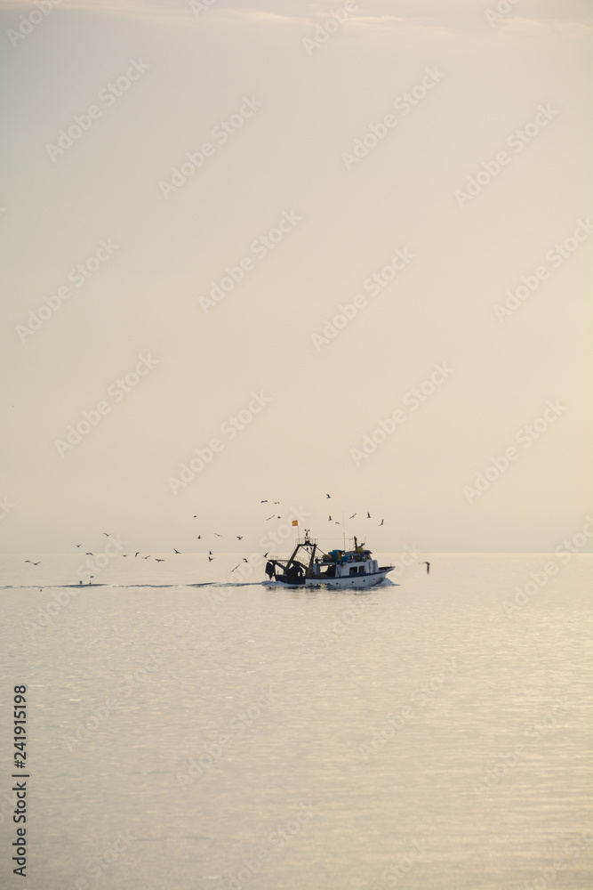 Fischerboot im Abendrot