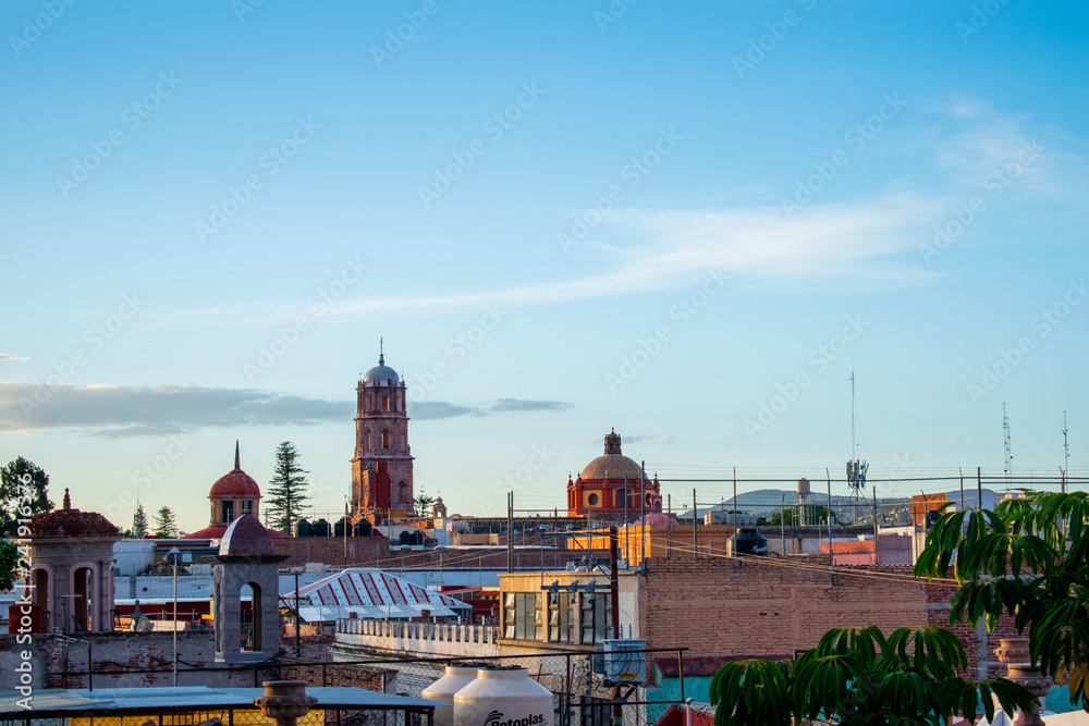 Cielo y casas mexicanas, Querétaro, México