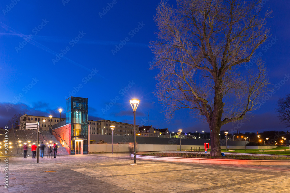 Fototapeta premium Park miejski w centrum Gdańska o zmierzchu, Polska