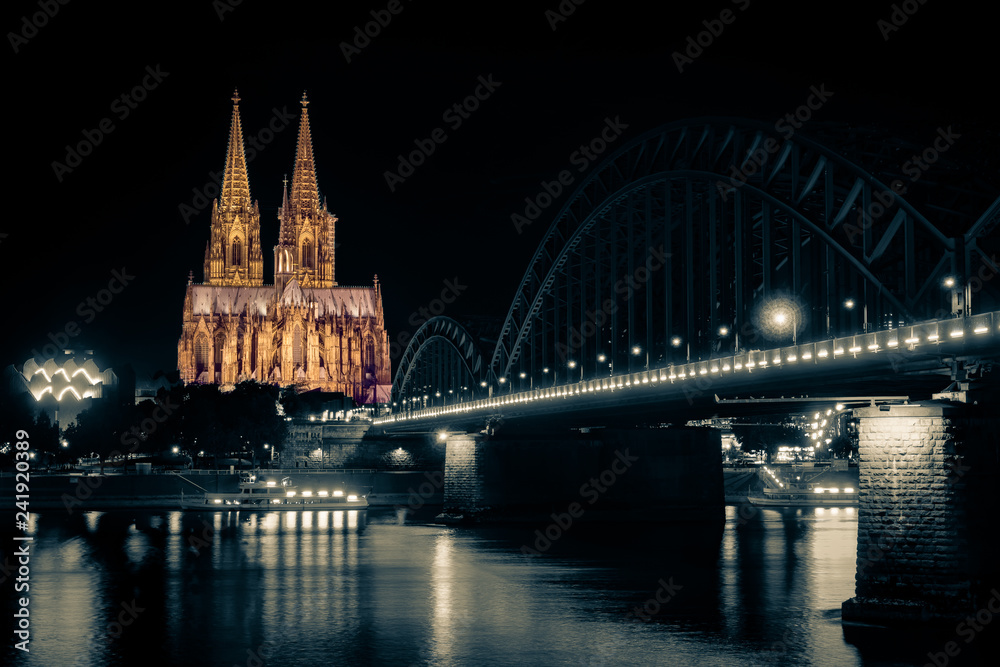 Kölner Dom leuchtet in der Nacht golden