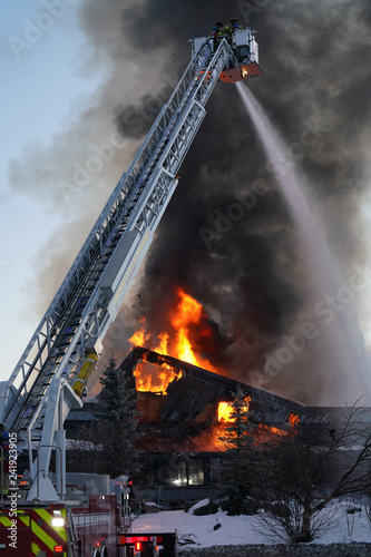 Fire engine and ladder fire structure 