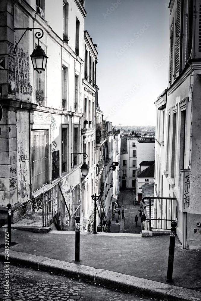 Fototapeta premium Wąska ulica w Montmartre, Paryż, Francja