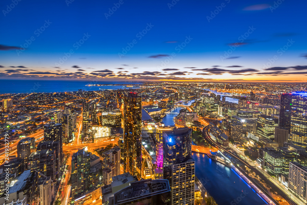 Obraz premium Aerial view of dramatic night sky at Melbourne city skyline