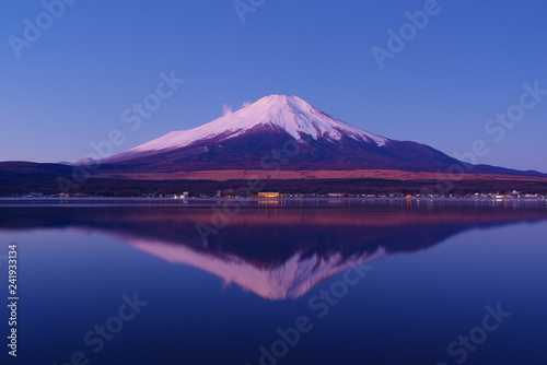 Fototapeta Naklejka Na Ścianę i Meble -  早朝の山中湖から望む逆さ富士