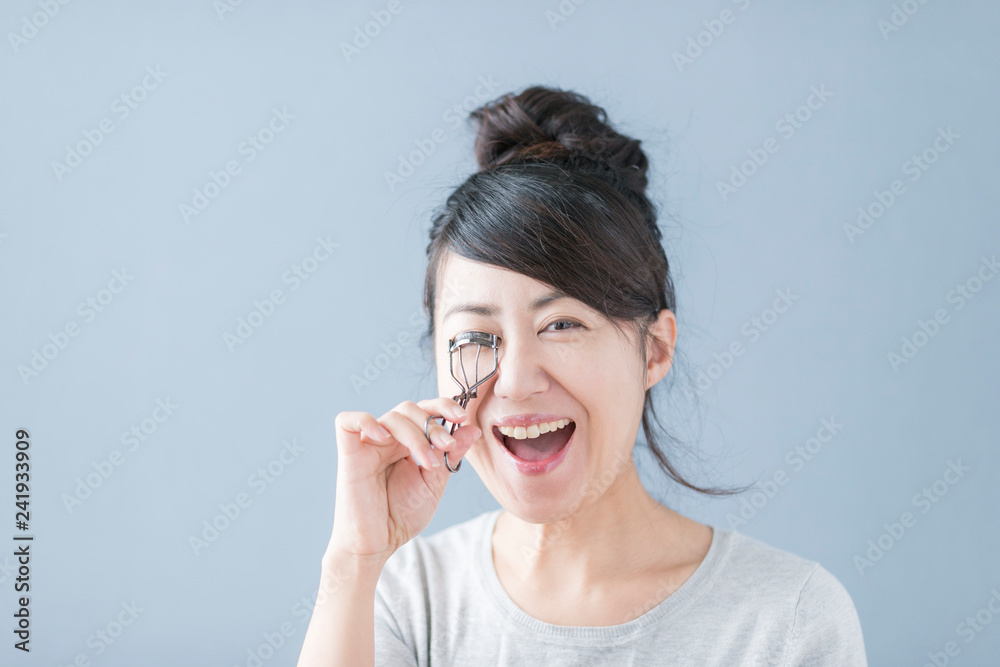 メイクをする女性 メイクをする女性