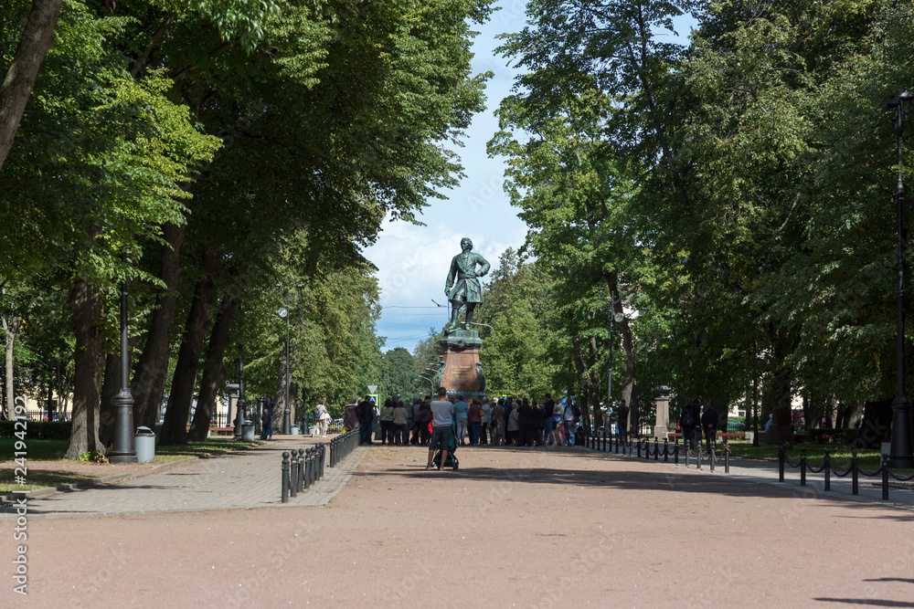 Obraz premium Tourists in front of the monument to the founder of the city of Kronstadt, Emperor Peter the Great.