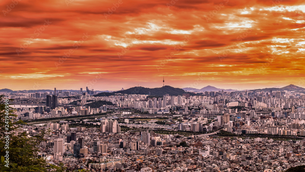 Obraz premium Scenery of Seoul, Korea, where the sky was red with evening glow