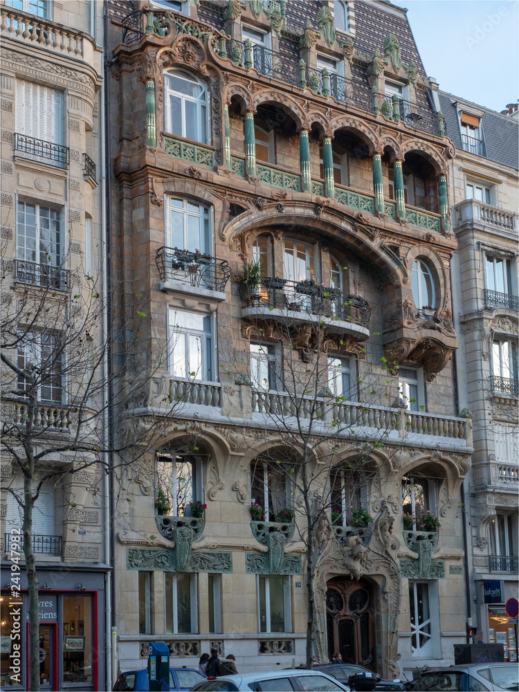 décoration d'immeuble inspiré de Gaudi avenue Rapp à Paris