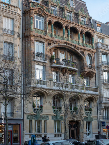 décoration d'immeuble inspiré de Gaudi avenue Rapp à Paris