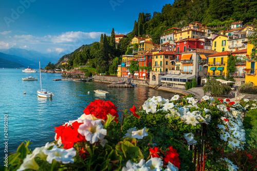Fototapeta Naklejka Na Ścianę i Meble -  Gorgeous cityscape and harbor with boats, Varenna, lake Como, Italy