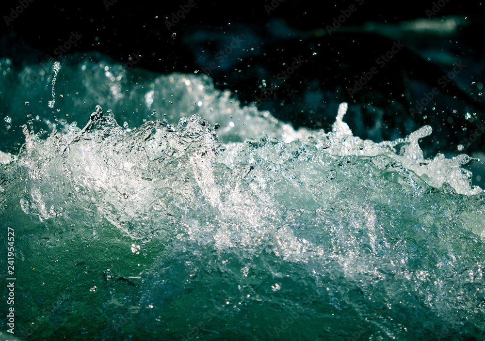 Obraz premium Splashes of water from the waves in the sea