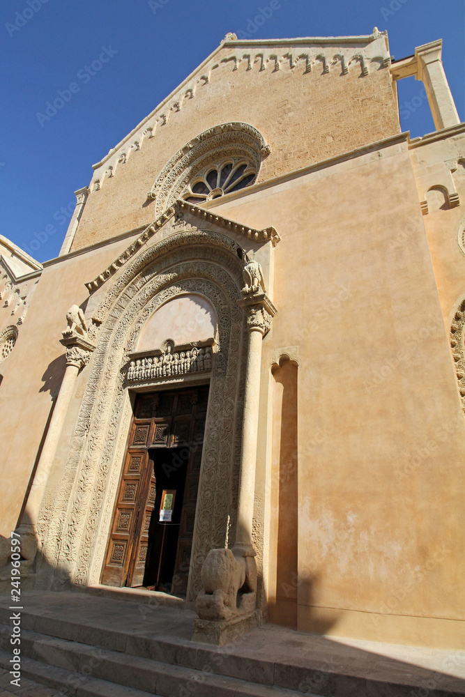la facciata romanica della Basilica di Santa Caterina d'Alessandria a Galatina (Puglie)