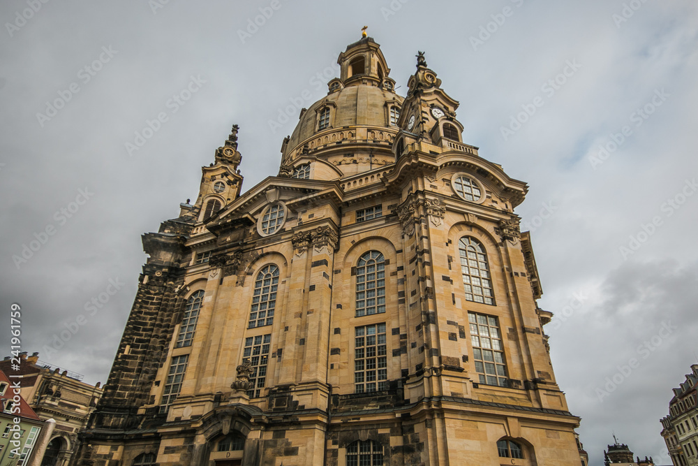 La Frauenkirche (in italiano chiesa di Nostra Signora) è un edificio di culto luterano, uno dei simboli della città di Dresda, in Germania. 