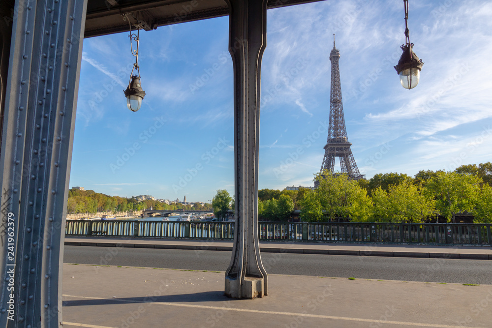 Paris. La Tour Eiffel vue depuis le pont de Bir-Hakeim.