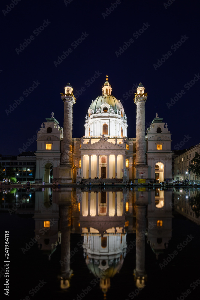 Karlkirche in Wien bei Nacht