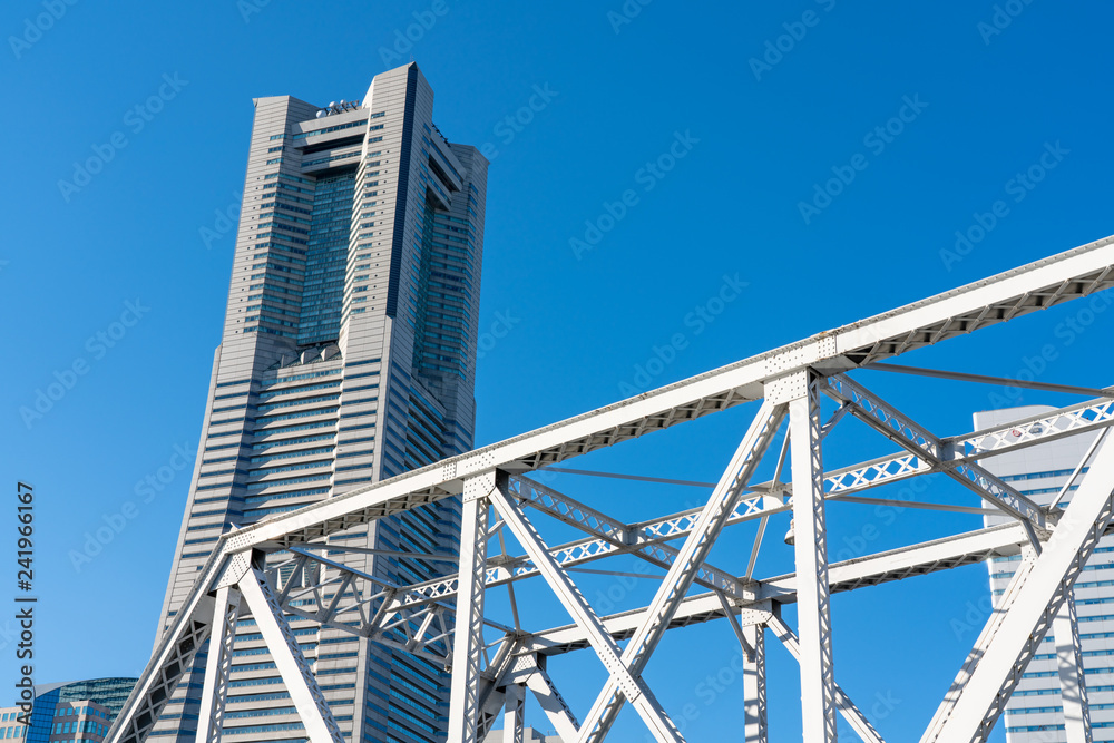 横浜ランドマークタワーと港2号橋梁