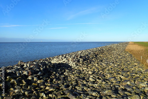 Wallpaper Mural Die Nordseeküste in Wremen bei Bremerhaven ist mit Steinen befestigt. Torontodigital.ca