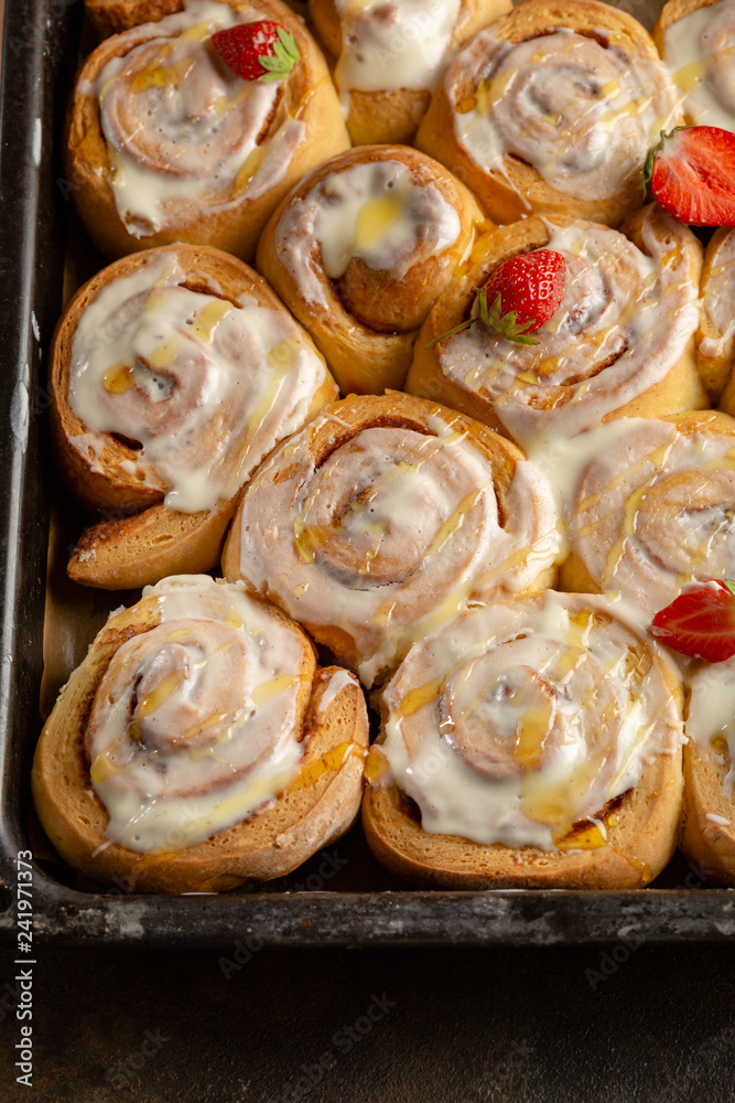 Fototapeta premium Fresh cinnamon rolls