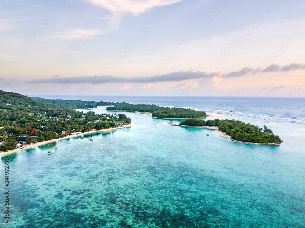 Obraz premium An aerial view of sunrise at Muri Lagoon on Rarotonga in the Cook Islands