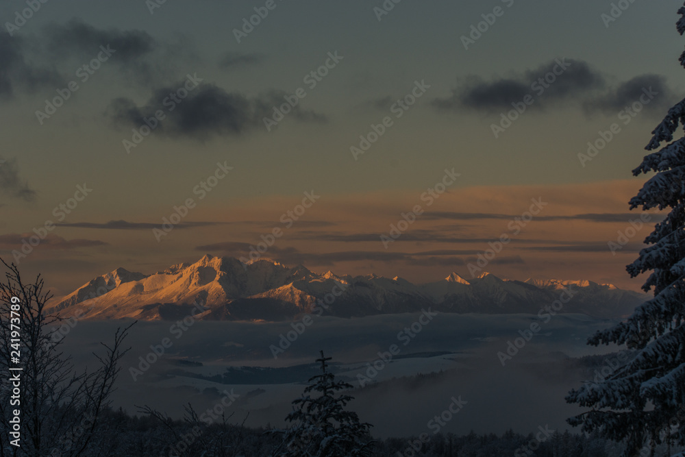 Tatry o wschodzie słońca widoczne z Jaworzyny Krynickiej,Beskid Sądecki.