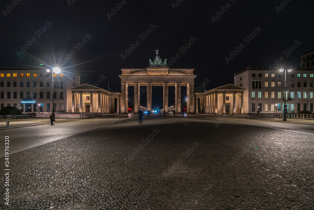 Obraz premium Der Pariser Platz mit Blick auf das Brandenburger Tor im nächtlichen Berlin