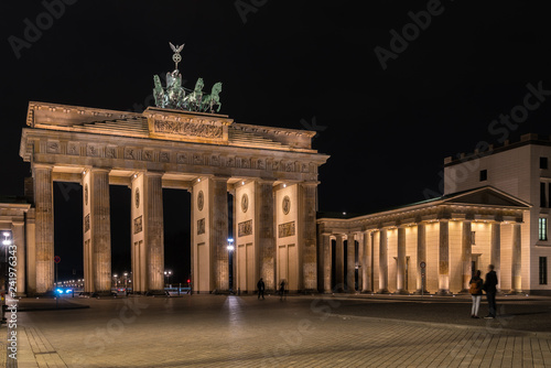 Pariser Platz und Brandenburger Tor in Berlin bei Nacht