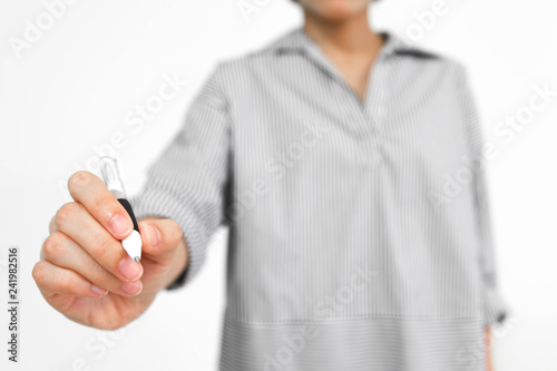 ペンを握る女性の手