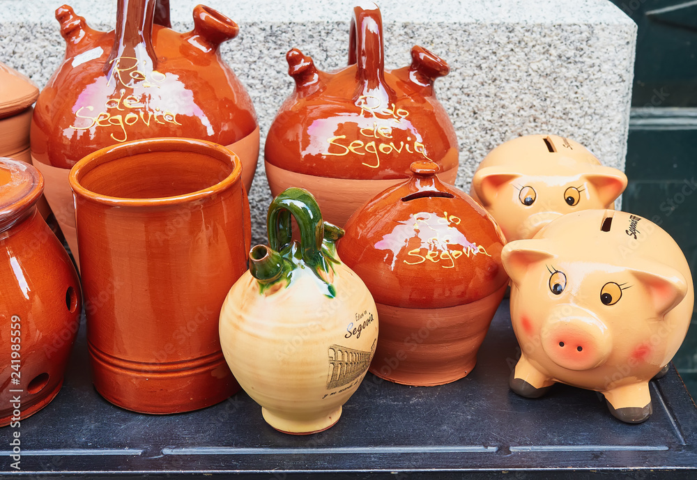 souvenirs de ceramica de diversas formas y colores, en los mercados y  tiendas de Segovia, España. Stock Photo