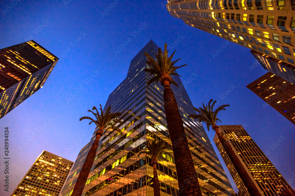 Φωτογραφία Bottom view of commercial and business office skyscrapers with palms tree in the sky in Los Angeles
