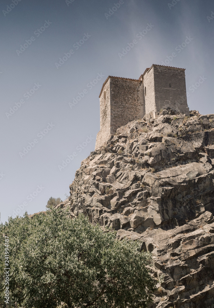 Tour d'un chateau médiéval sur un rocher