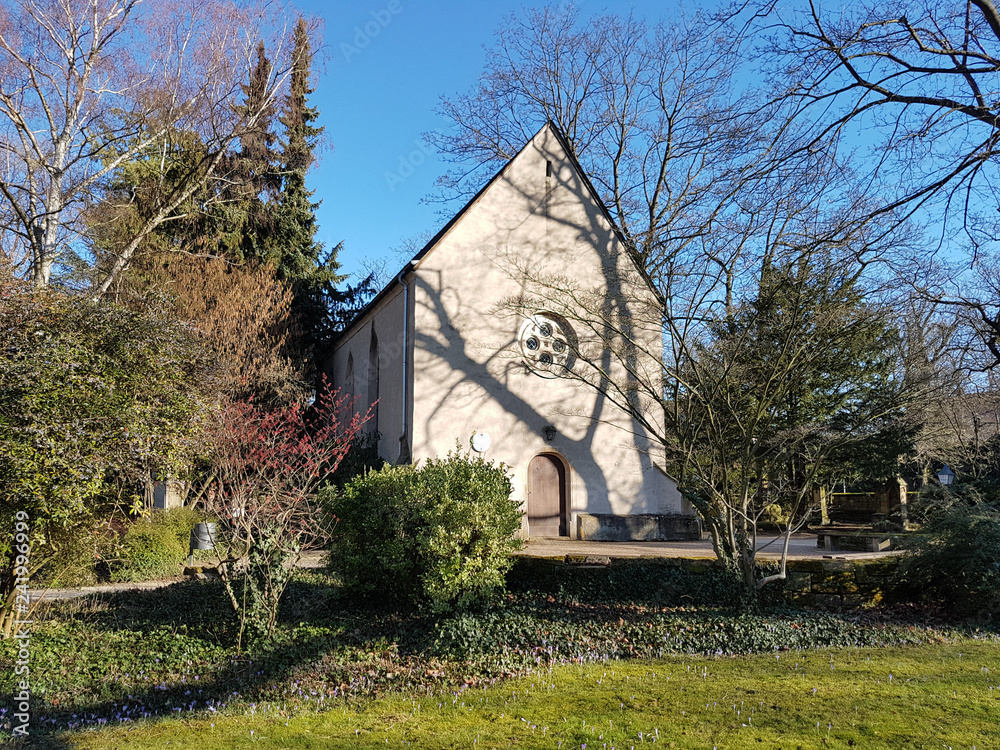 Kapelle in der Pfalz vor blauem Himmel