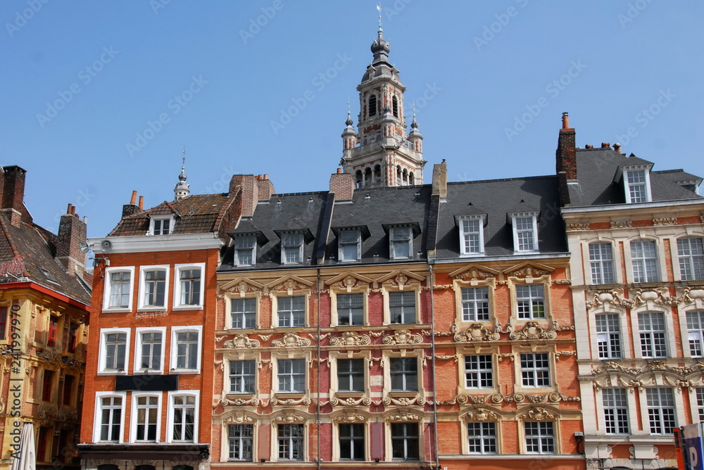 Ville de Lille, façades typiques du centre ville, béffroi en arrière plan, département du Nord, France