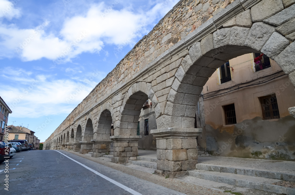 古代ローマ遺跡　谷の上部のセゴビア水道橋（スペイン）