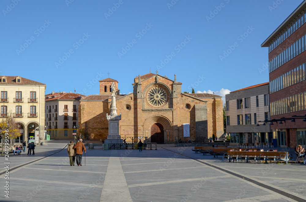 アビラの聖女テレサ広場とサン・ペドロ聖堂（スペイン）