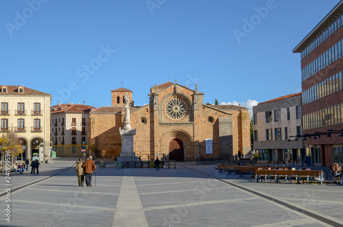 アビラの聖女テレサ広場とサン・ペドロ聖堂（スペイン）