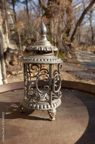 una vecchia lampada in ferro battuto