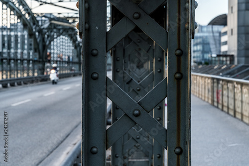 Einblick in die Stahlkonstruktion der Hackerbrücke in München photo