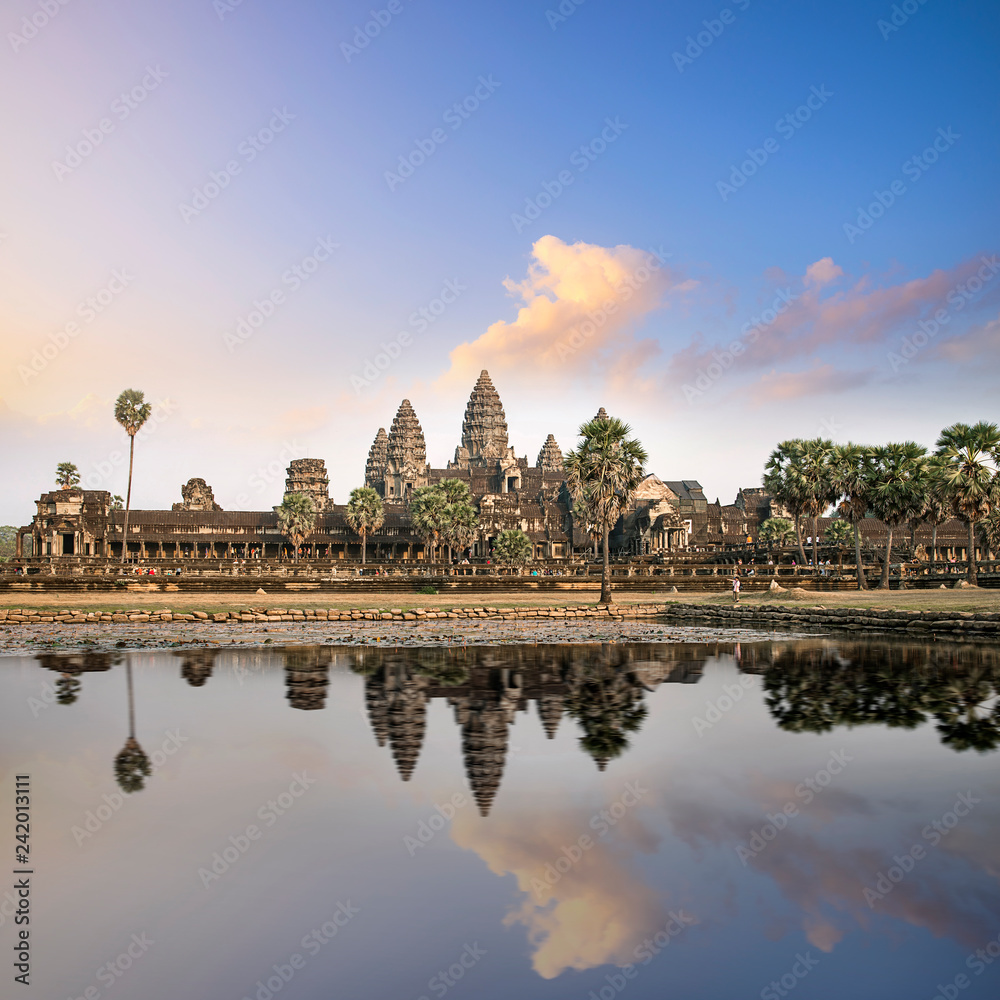 Naklejka premium Angkor Wat and reflecting lake in sunset, Siem Reap, Cambodia