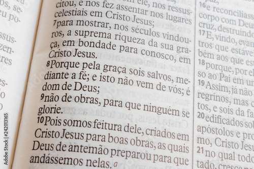 close in open bible in Ephesians 2, text in portuguese brasileiro.