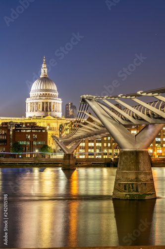 Foto St paul cathedral with millennium bridge