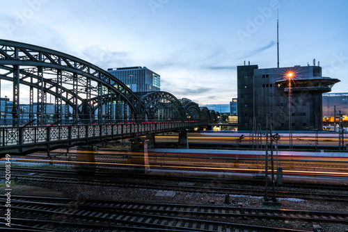 Hackerbrücke München mit vorbeifahrenden Zügen in der Nacht