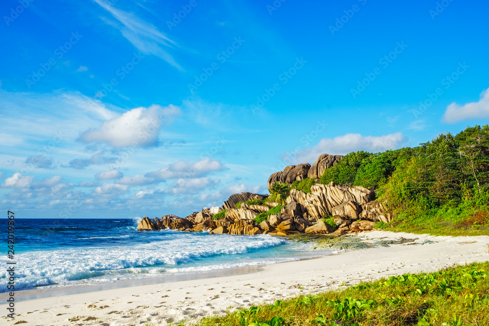Obraz premium paradise beach on the seychelles, grand anse, la digue 7