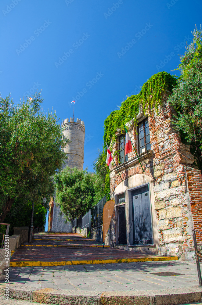 Φωτογραφία Christopher Columbus house Casa di Cristoforo Colombo brick building and medieva