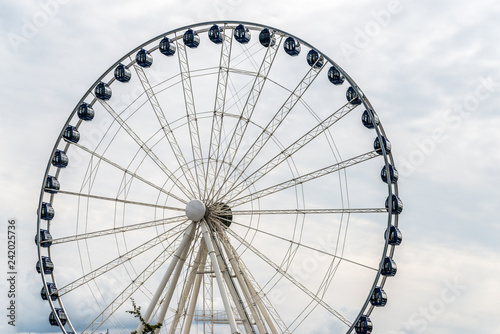 Ferris wheel under sky in cloud day