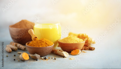 Cuadro en lienzo Yellow turmeric latte drink