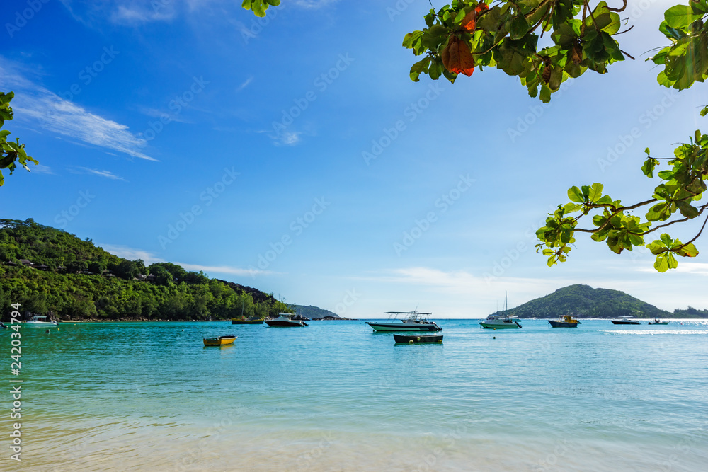 Obraz premium beautiful lagoon with boats at port launey, seychelles 5